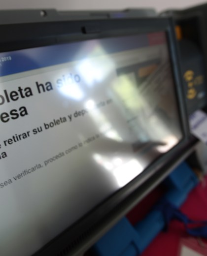 La pantalla de las terminales electrónicas para votar. Foto Archivo: Juan Thomes