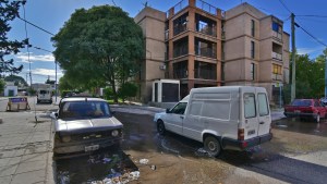 Miles de litros de agua potable corren por las calles de un barrio de Roca