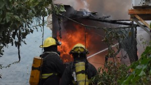 Video: Un feroz incendio consumió una casa en Roca