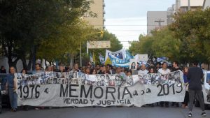 Miles gritaron hoy en Roca por «memoria, verdad, justicia»