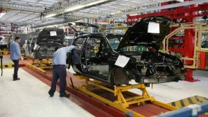 Renault paró la producción y suspendió a  1.500 operarios