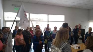 Cipolletti: Docentes se manifestaron en IPPV y pidieron precisiones para la entrega de 58 viviendas