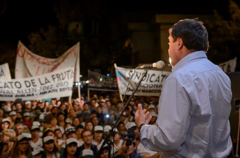 El gobernador anoche frente a la militancia, en la zona de La Esmeralda y Paraguay