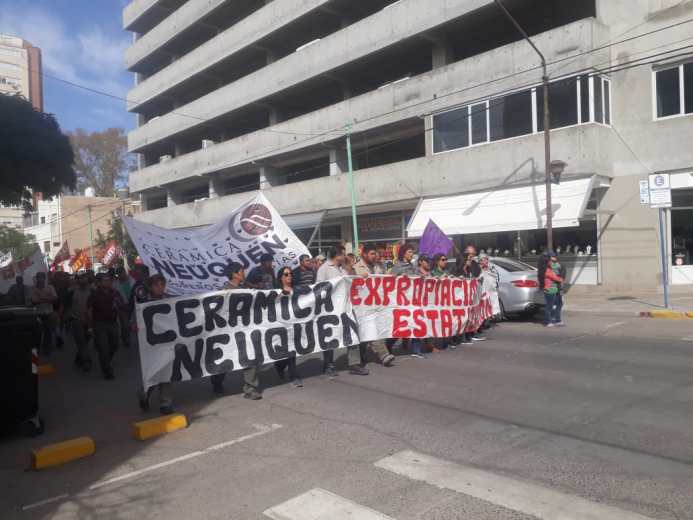 Los obreros que se concentraron en el monumento marcharon por el centro de Neuquén. (Gentileza).-