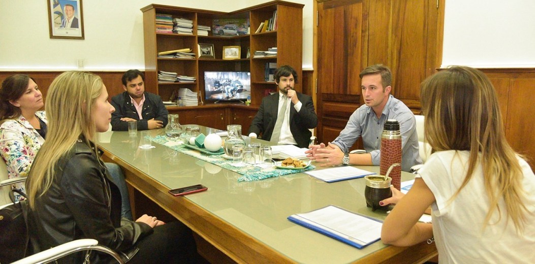 Los integrantes de las ONG reunidos con funcionarios del Gobierno.  Foto: Prensa de Gobierno.