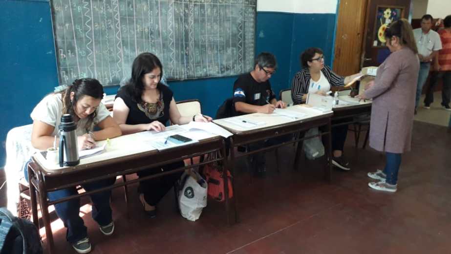 Los candidatos eligieron la mañana para ir a emitir su voto. (Mauro Pérez).-