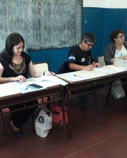 Los candidatos eligieron la mañana para ir a emitir su voto. (Mauro Pérez).-