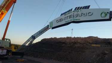 En 2019 fue el último intento de colocar el arco de bienvenida a Centenario. Bertoldi quiere intentarlo (Archivo Oscar Livera).-