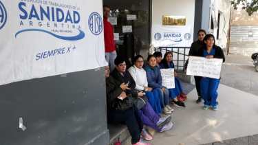 Protesta de trabajadores de una clínica privada de Roca