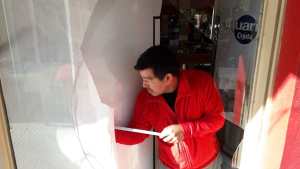 Robaron y rompieron los vidrios de dos panaderías en Neuquén