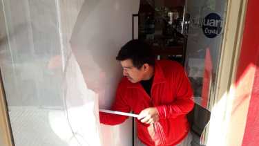 Robaron y rompieron los vidrios de dos panaderías en Neuquén