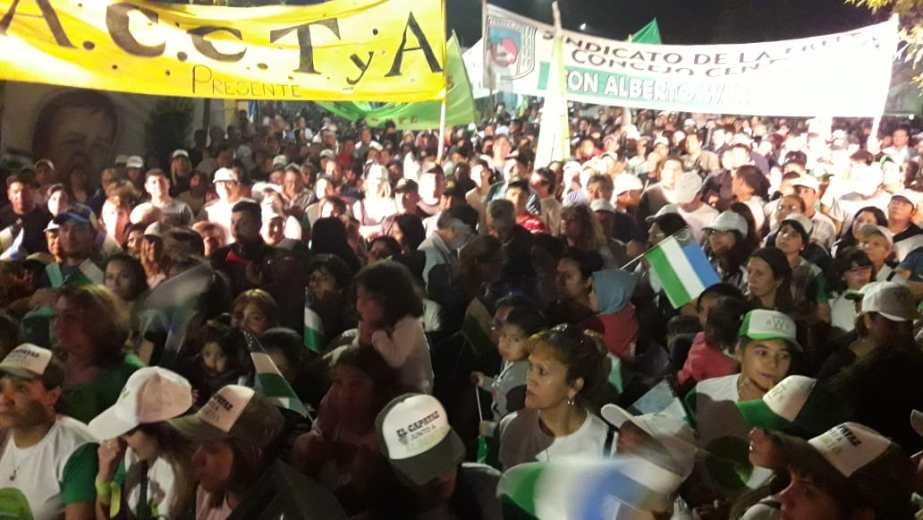 El público presente durante el acto en Fernández Oro. Foto: César Izza. 