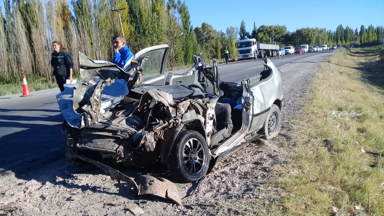 Dos personas murieron en la Ruta 151 tras un choque entre un colectivo ...