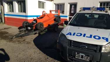 Cipolletti: Este llamativo auto terminó secuestrado por realizar maniobras de riesgo en el puente