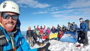 Los albañiles neuquinos felices al hacer cumbre en el Lanín