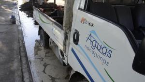 Por aumento del caudal tuvieron que retirar un equipo y piden uso racional de agua, en Roca