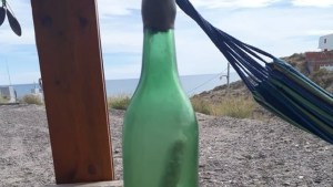 Una joven encontró un mensaje de hace 44 años en una botella en Bahía Creek