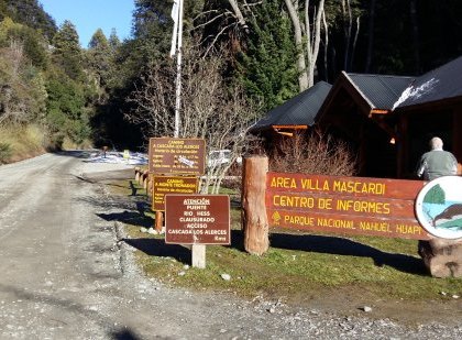 El camino a Tronador se desprende la ruta nacional 40 Sur a la altura de Villa Mascardi.