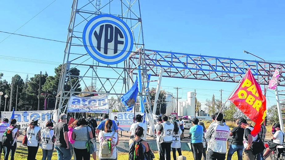 El sindicato docente realizó un acto en el ingreso a la refinería de YPF. “Es una reivindicación histórica”, dijo Guagliardo.