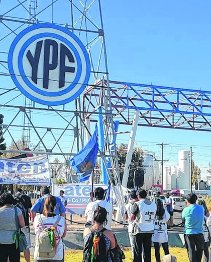 El sindicato docente realizó un acto en el ingreso a la refinería de YPF. “Es una reivindicación histórica”, dijo Guagliardo.
