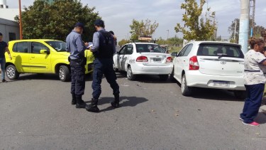 Choque entre dos autos terminó con un hombre hospitalizado y un tercer rodado afectado