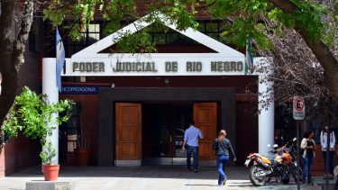 A un policía le fallaron los frenos del patrullero, chocó contra un camión y será indemnizado