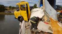 Imagen de Río Colorado: un camión quedó «colgado» de un puente tras un choque