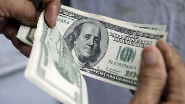 El dólar se mantiene estable y baja el riesgo país