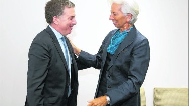 Dujovne viaja a Estados Unidos a buscar inversiones y diálogo con el FMI