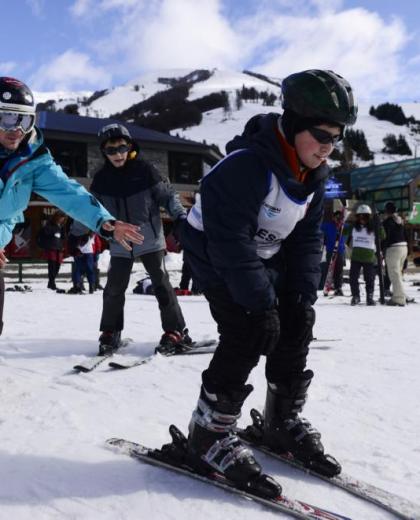 Este lunes arrancó el programa municipal de esquí social. Foto: archivo