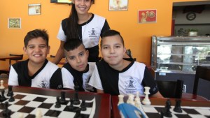 Pequeños y talentosos ajedrecistas de Cinco Saltos se lucieron en Buenos Aires