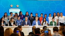 Imagen de AFA firmó el contrato para profesionalizar el fútbol femenino