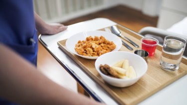 Cómo funcionan las cocinas de los hospitales y clínicas de Neuquén