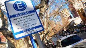 Extienden el estacionamiento medido en Neuquén por los carriles exclusivos
