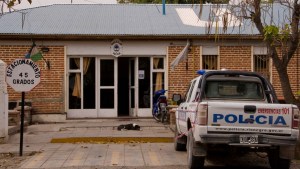 Un enfrentamiento entre policías y adolescentes terminó con un herido y un demorado en Roca
