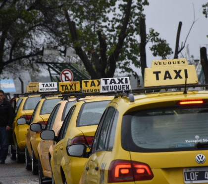 Desde ayer hay nuevas tarifas de taxis y remisses en Neuquén. (Archivo Matías Subat).-
