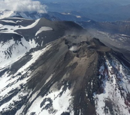 El complejo volcánico Nevados de Chillán se ubica sobre Chile, cerca del norte neuquino. (Archivo).-