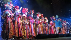 La murga uruguaya «La Trasnochada” se presenta en Viedma