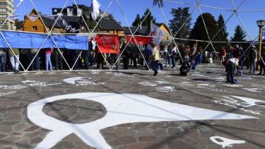 Día de la Memoria: marcha y repintada de pañuelos en Bariloche