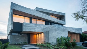 El sello inconfudible de Andrés Remy en esta casa con vista al lago