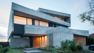 El sello inconfudible de Andrés Remy en esta casa con vista al lago