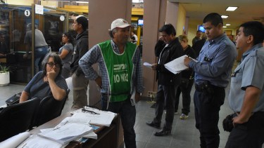 Se encadenó en el Municipio de Roca y denuncia persecución laboral