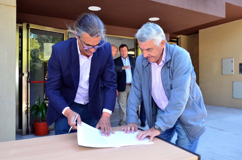 El ministro Valeri firmó el contrato respectivo con el representante de la empresa adjudicataria. (Foto: Marcelo Ochoa)
foto marcelo ochoa