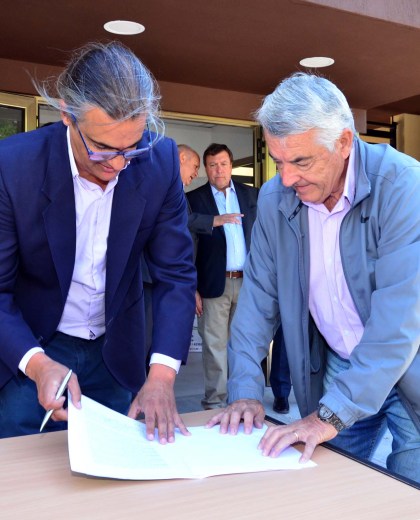 El ministro Valeri firmó el contrato respectivo con el representante de la empresa adjudicataria. (Foto: Marcelo Ochoa)
foto marcelo ochoa