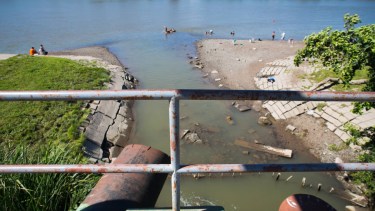 El río está sucio y provoca riesgos sanitarios en la Comarca, según un informe de vecinos autoconvocados
