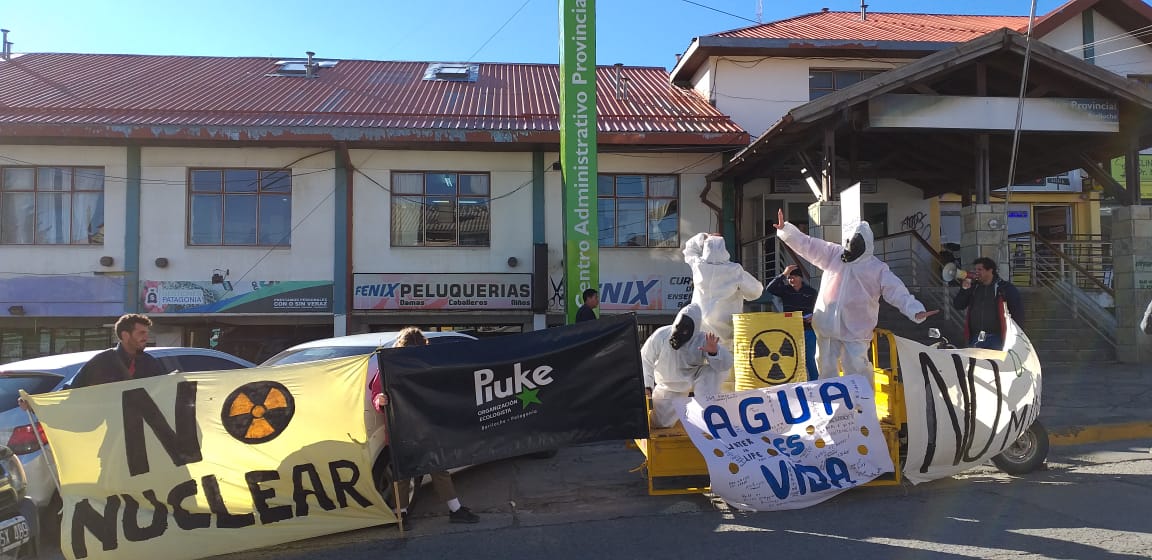 Los ambientalistas reclamaron frente al Centro Administrativo Provincial en Onelli 1450. Foto: gentileza