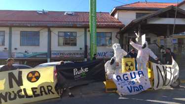 Los ambientalistas reclamaron frente al Centro Administrativo Provincial en Onelli 1450. Foto: gentileza