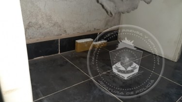 El sospechoso arrojó el paquete debajo de una mesa. (Foto: Gentileza.-)
