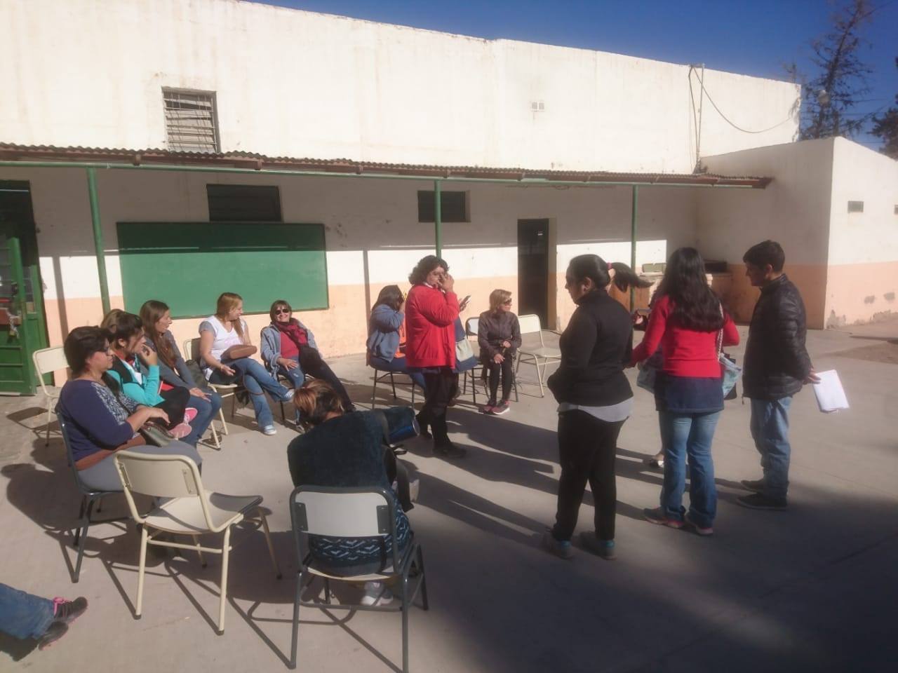 El lunes 15, la comunidad de la escuela 360 de Centenario tomó el edificio en reclamo de garantías de seguridad. (Archivo Gentileza).-
