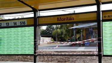 A piedrazos destrozaron un parador del metrobus